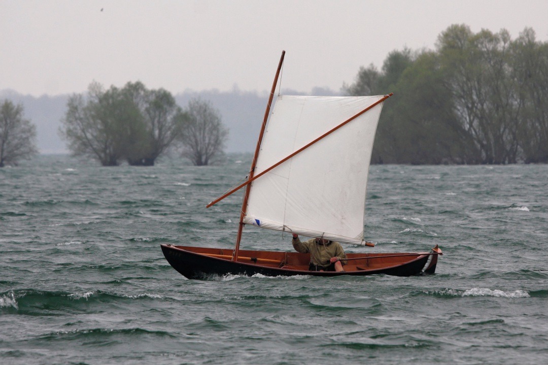 Le Skerry "Piff" de Jean-David, avec sa voile modifi&eacute;e : Jean-David a rajout&eacute; une bande d'1 m2 sur la bordure et deux bandes de ris. 