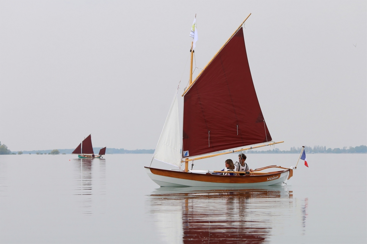 Joli portrait de "M&eacute;aban" avec "Silmaril" sous son gr&eacute;ement complet de bourcet-malet &agrave; l'arri&egrave;re-plan. 