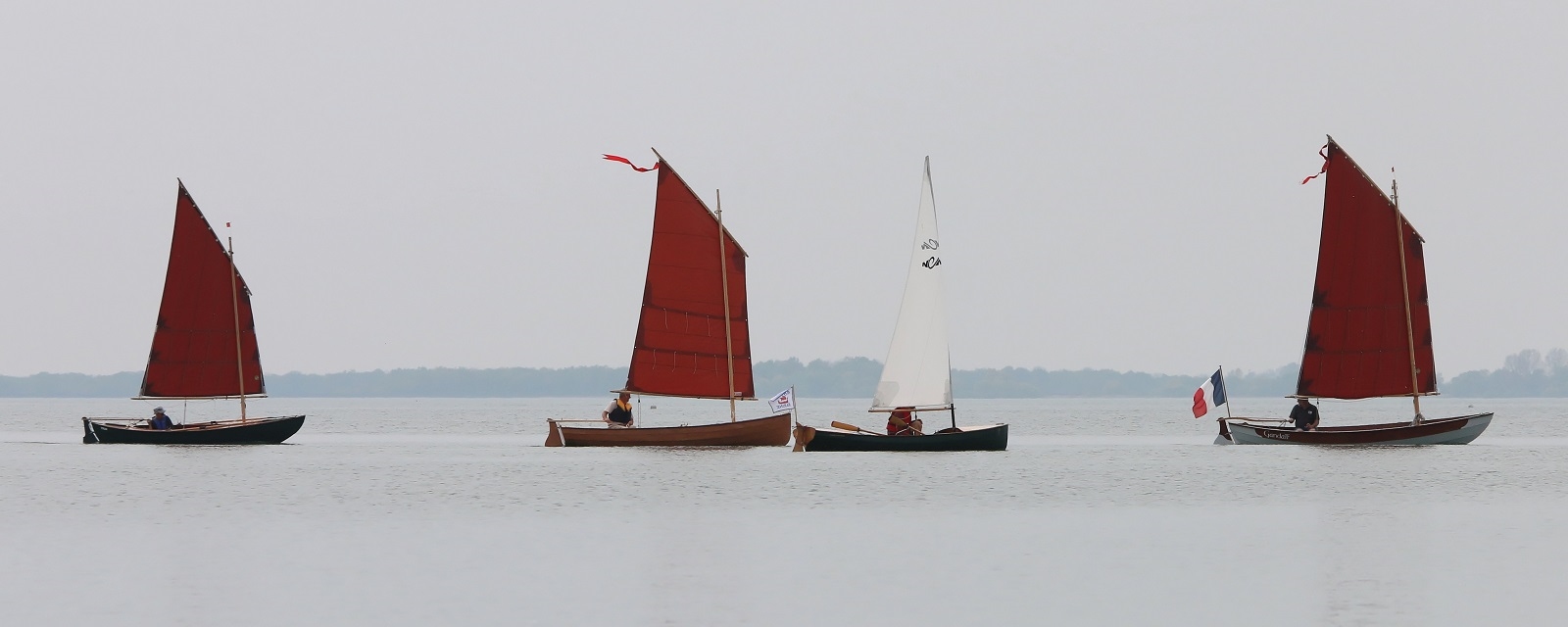 Le Skerry Raid "Truk" que Yves a amen&eacute; de son nouveau port d'attache de Lorient, "Mounouf", la Yole de Chester "Atipik" de Pierre" et "Gandalf". 