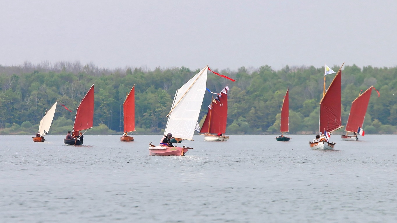 Belle photo de groupe : "Prise de Ris'k", le Skerry "Naïma", "Mounouf", "L'Explorameur" masquant "Atipik", "Thema", "Truk", "Méaban" et "Gandalf". Si l'on compte "Truk" et " Gandalf", nous avions réuni 10 Skerry, dont 7 Skerry totalement standard ("Anouket" a été un peu modifié par Ludo, j'en parle plus loin). C'est digne du Guiness Book ! 
