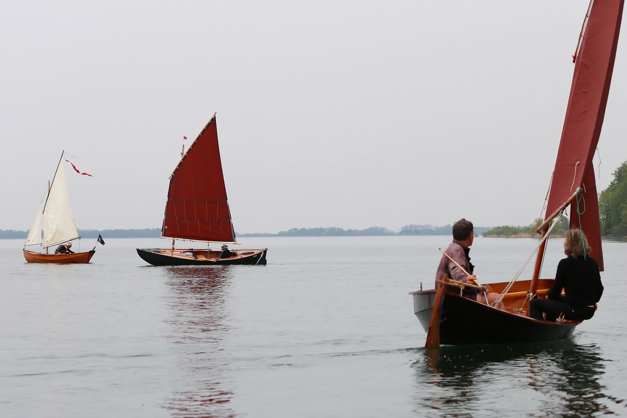 "Prise de Ris'k", "Truk" et "Na&iuml;ma". Notez la d&eacute;sinvolture de l'&eacute;quipage &agrave; la gite sur "Na&iuml;ma". 