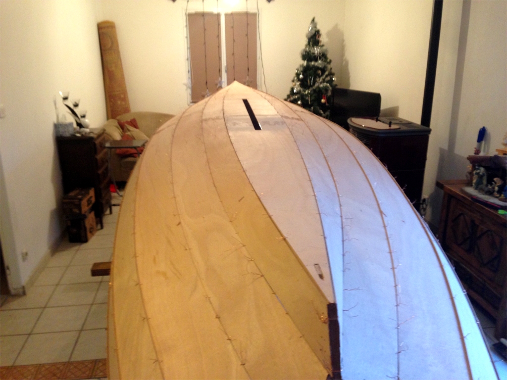 La coque est retourn&eacute;e en vue du second collage, qui consiste &agrave; d&eacute;poser un cordon d'&eacute;poxy charg&eacute;e (mais assez fluide) dans toutes les liaisons entre les virures. 