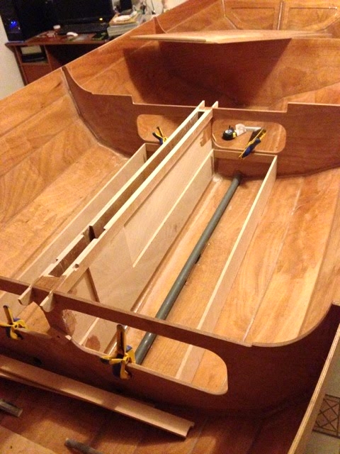 Collage des flancs des r&eacute;servoirs de ballast det des r&eacute;glettes des cloisons. Les compartiments qui flanquent les ballasts sur l'ext&eacute;rieur seront mouss&eacute;s afin de stabiliser le bateau s'il est totalement rempli d'eau, suite &agrave; un chavirage. 