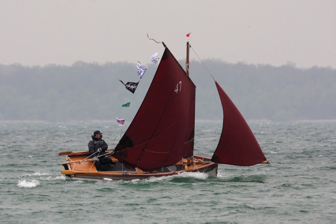 Le Pirmil "Thema" à fond sous grand-voile à deux ris et foc avec Pascal à la barre. 