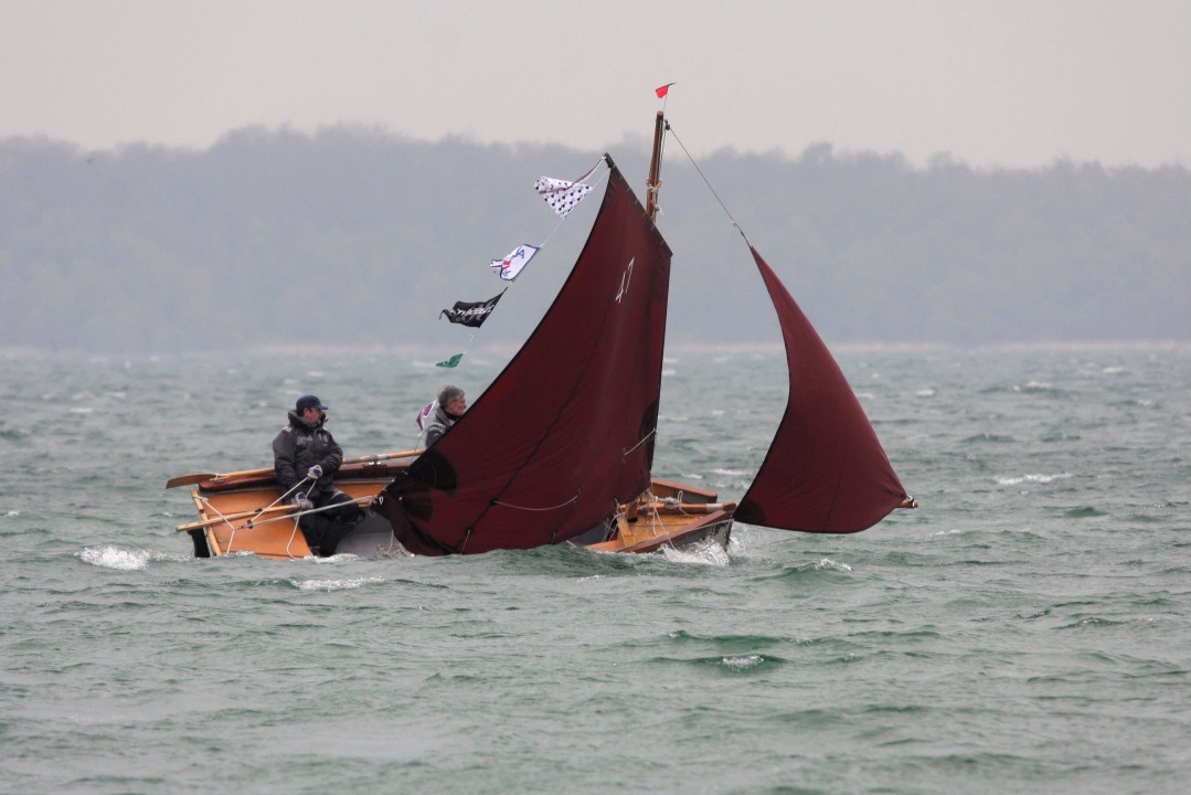 Pascal laisse un peu déventer la grand-voile sous la risée. 