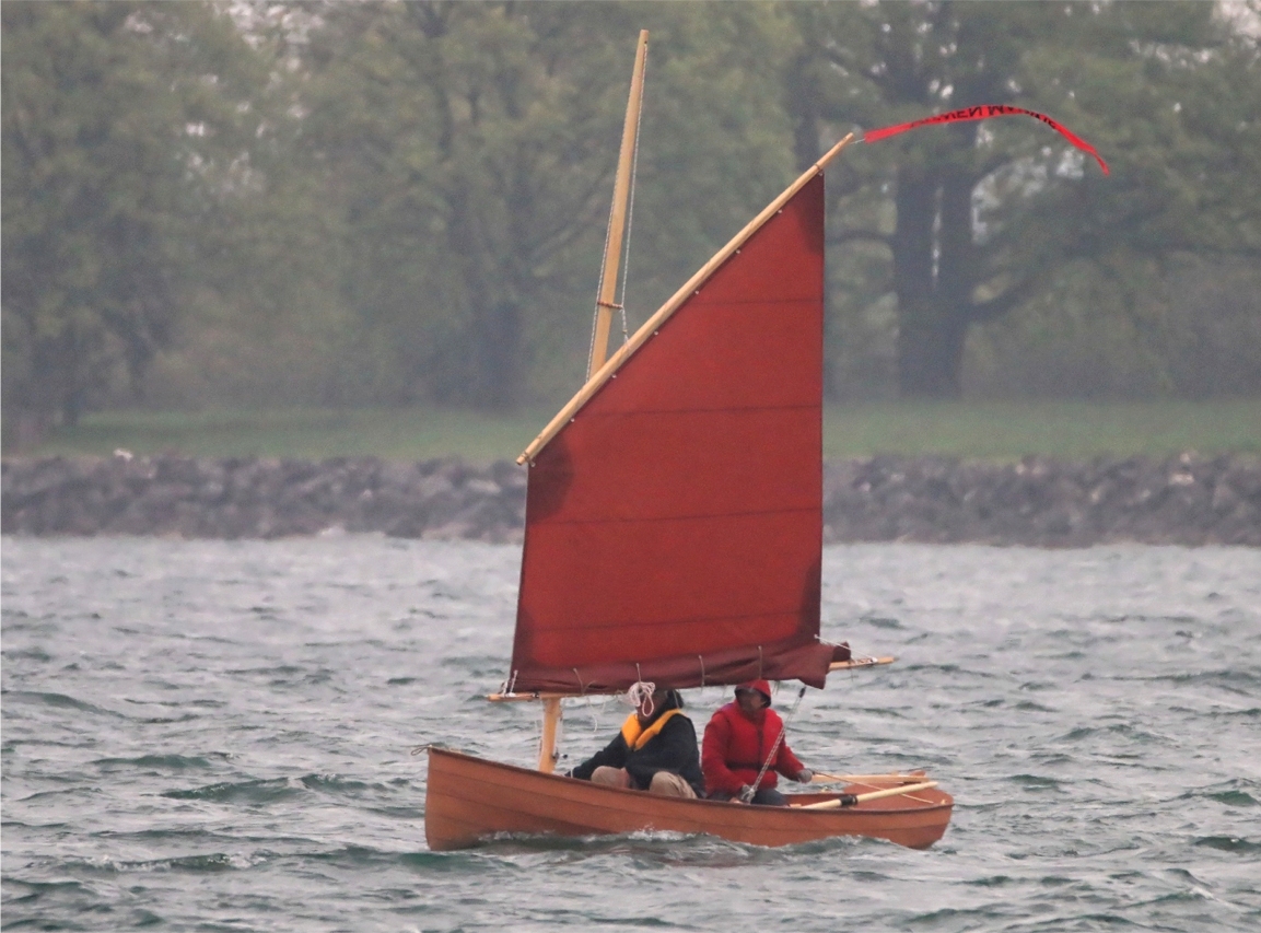"Mounouf" est bien sage sous ses deux ris, mais la surface restant suffit à le propulser avec deux adultes à bord. 