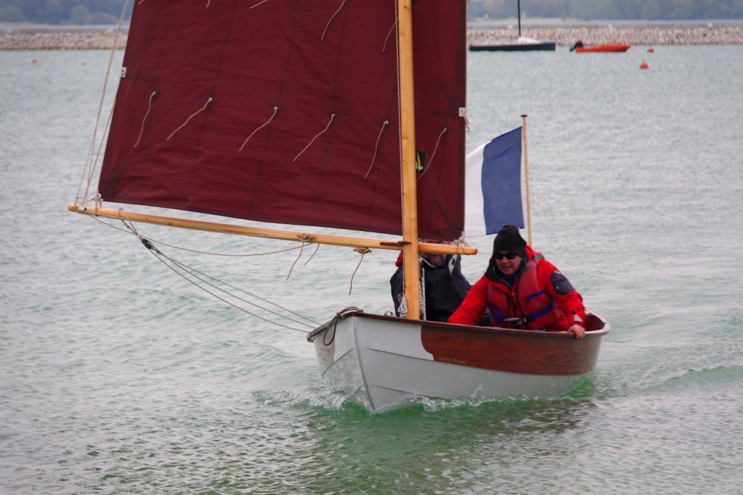 Retour à la plage, sur l'eau plate à l'abri de l'épi du port du Mesnil-St-Père. Didier est à bord et nous avons largué le ris car le vent faiblit en fin de journée ce samedi. 