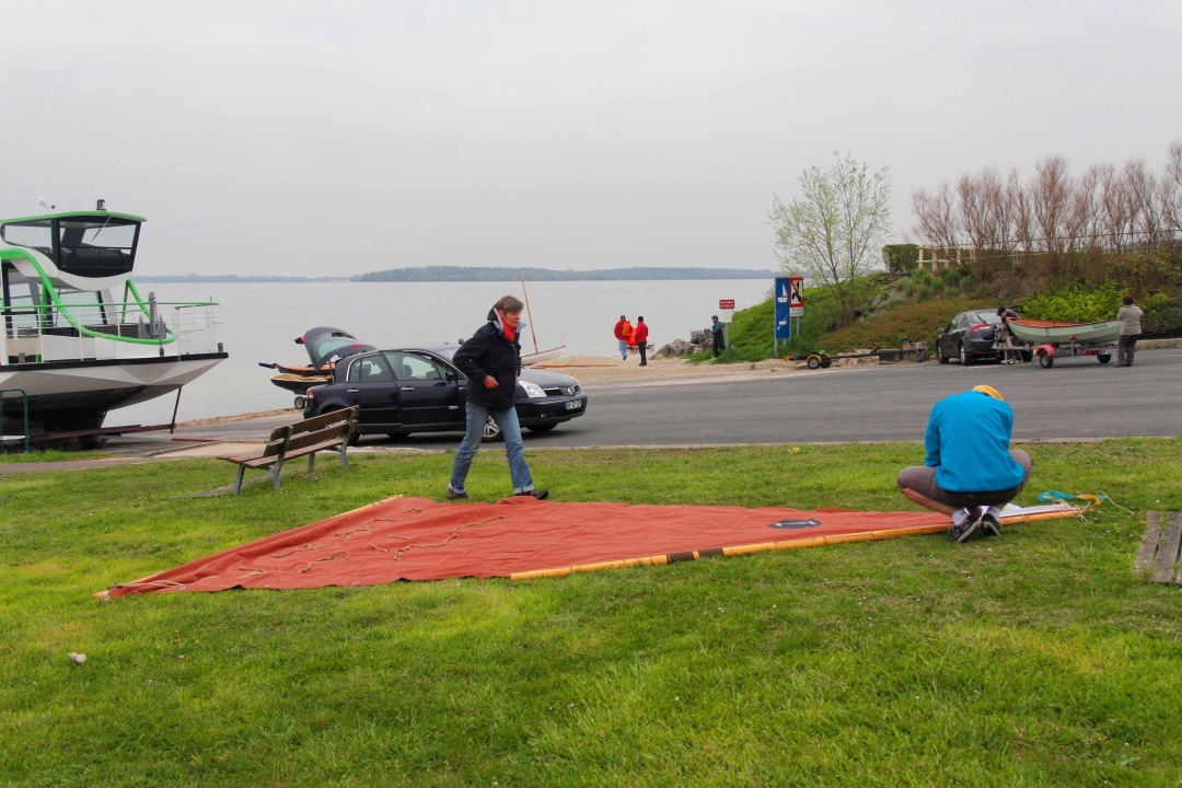 Première sortie de la saison pour l'Ilur "Tournepierre" : Emmanuel a étalé sa grand-voile pour l'inspecter avant de partir en mer. 