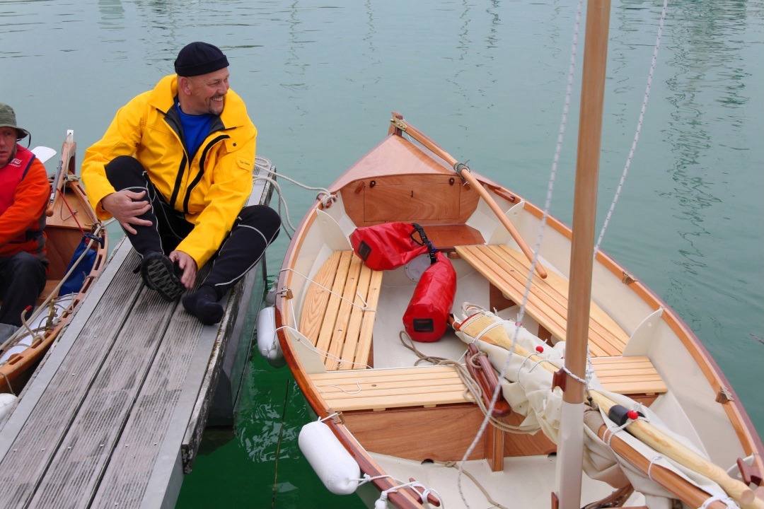 Francis et son joli Skerry "Ilyva", fraichement baptisé. Francis a considérablement modifié le Skerry standard en ajoutant notamment des coquerons avant et arrière et en transformant les sièges. 