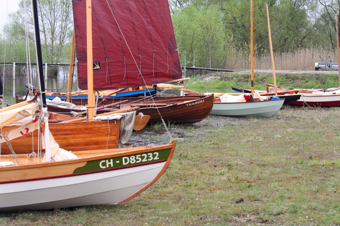 Jolie brochette de petits bateaux de tradition. 