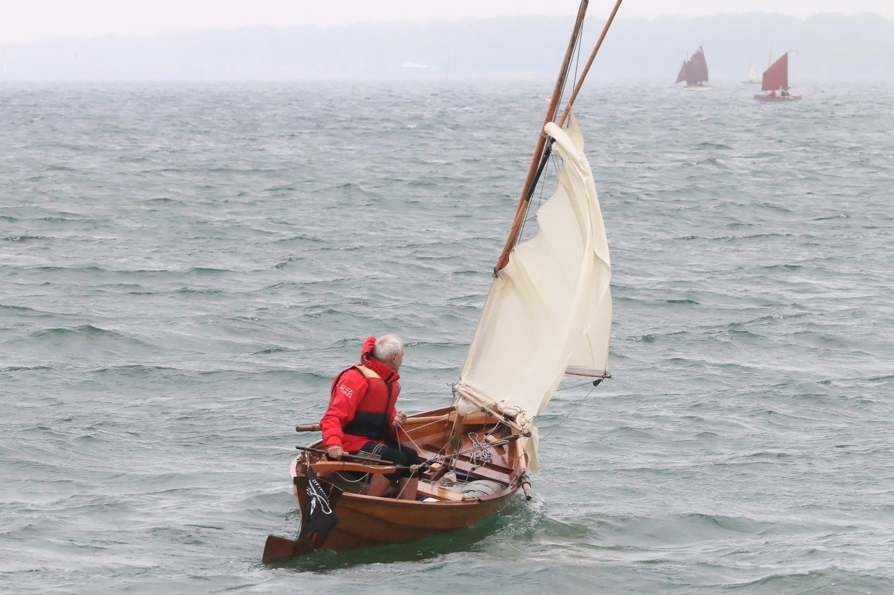 L'un des autres incidents du jour se d&eacute;oule en direct sous l'objectif attentif de Ronan : sur "Prise de Ris'k", Bernard a un souci avec le capelage du haut de sa vergue et sa misaine ne porte plus. 