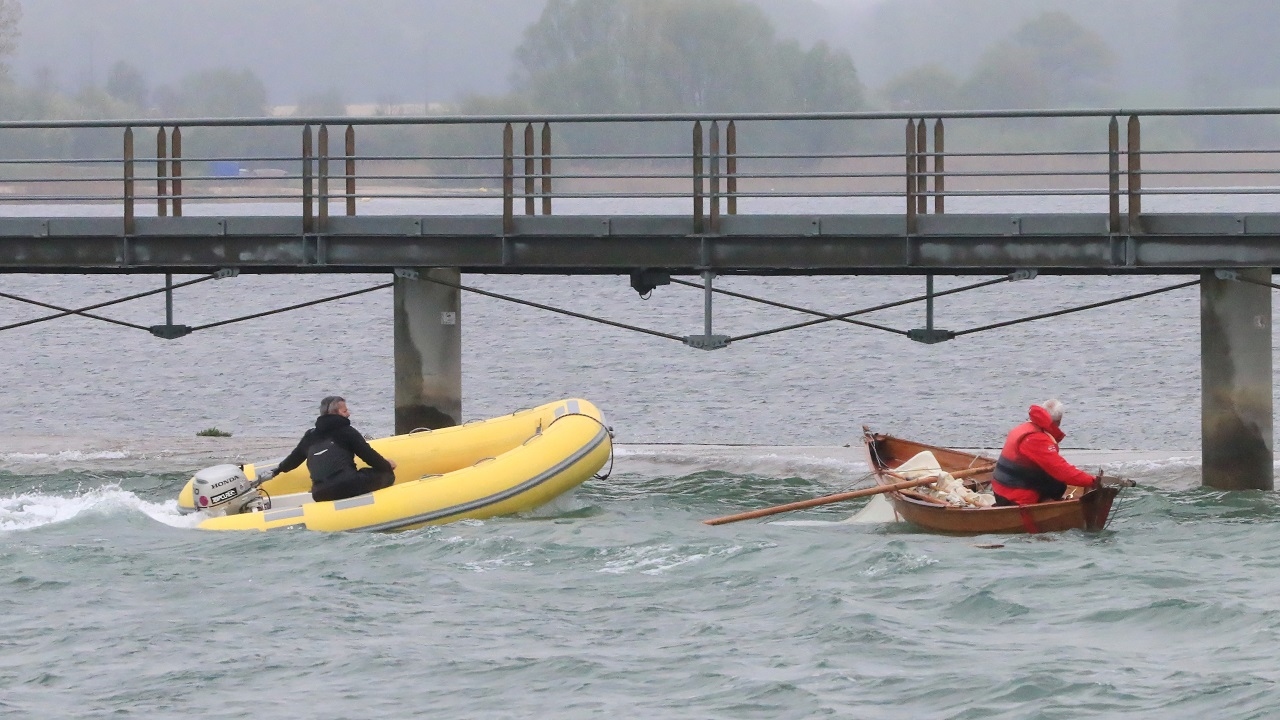 Le d&eacute;matage est r&eacute;ussi et tout est un peu en vrac dans le bateau alors que Bernard est occup&eacute; &agrave; mettre en place ses avirons, mais la cavalerie arrive &agrave; point nomm&eacute;, comme dans les westerns de John Ford (enfin, pas tous, des fois c'est triste). Et la cavalerie, c'est Olivier, avec l'un des bateaux de s&eacute;curit&eacute; de l'&eacute;cole de voile toute proche. Merci Olivier ! Cela dit, Bernard ne risquait plus grand chose apr&egrave;s avoir d&eacute;mat&eacute;. 
