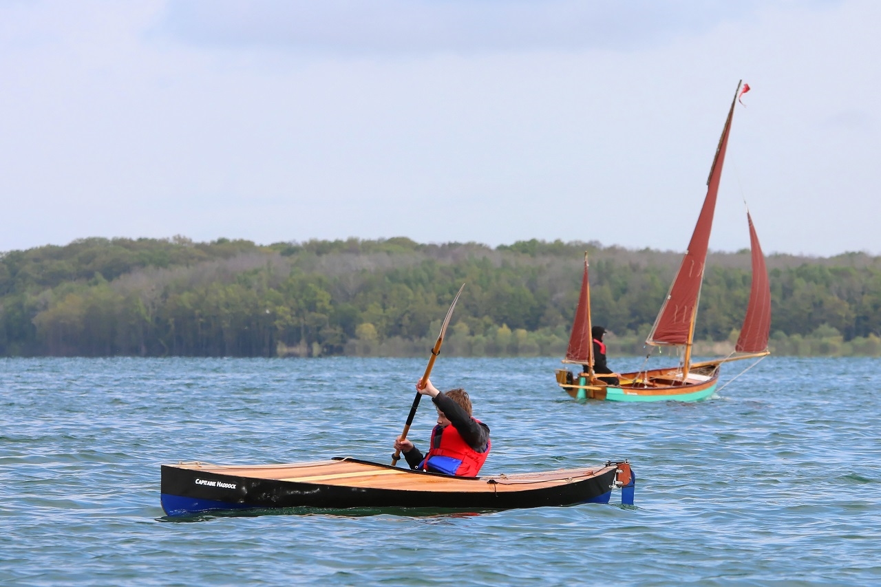 C'est Christophe qui a construit ce joli Wood Duck 12 Hybride (hybride signifie qu'il a un pont en petites lattes sur une coque en contreplaqué, cela ne suggère pas qu'il ait un moteur électrique en appoint de la force musculaire...) 