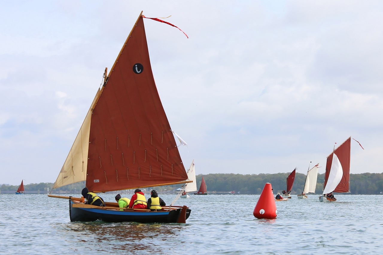 L'Ilur "Tournepierre" d'Emmanuel Mailly, président de la FVA et sa famille au complet devant "Enfin!", "La Marie Pupuce", "Point-Virgule", le Mill Creek 13 "Ventre Plat" de Pierrick, "Thema", "Anouket" et "Gandalf" sur lequel je reteste avec Hervé mon spi asymétrique, finalement pas si mal. 