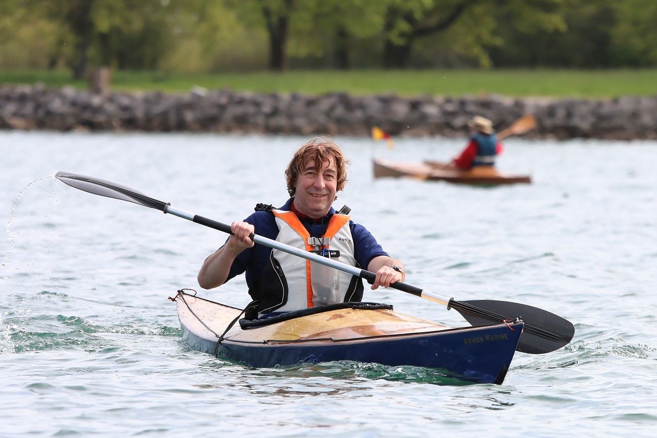 Christian sur l'un des deux superbes Shearwater Sport Hybrides qu'il a construits l'an dernier. A l'arrière-plan, on devine Pierrick sur son Mill Creek "Ventre Plat". 