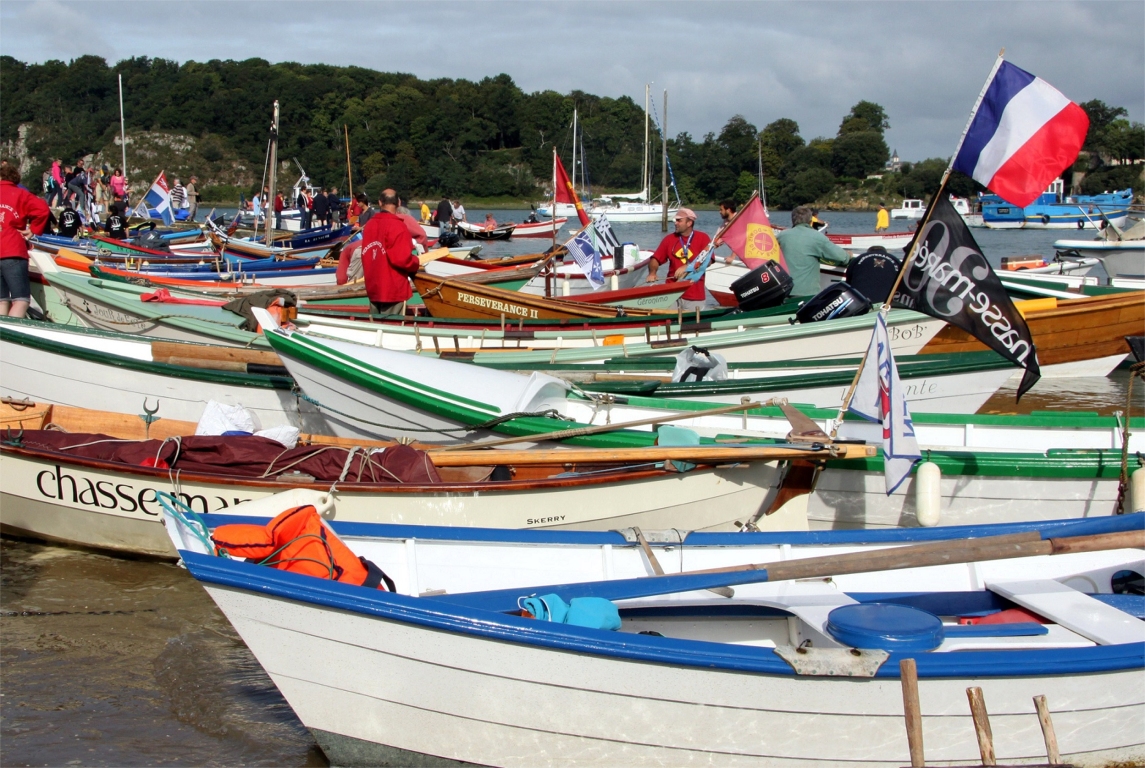 Une partie de la flottille : Chasse-Mar&eacute;e se dissimule habilement entre les doris ! 