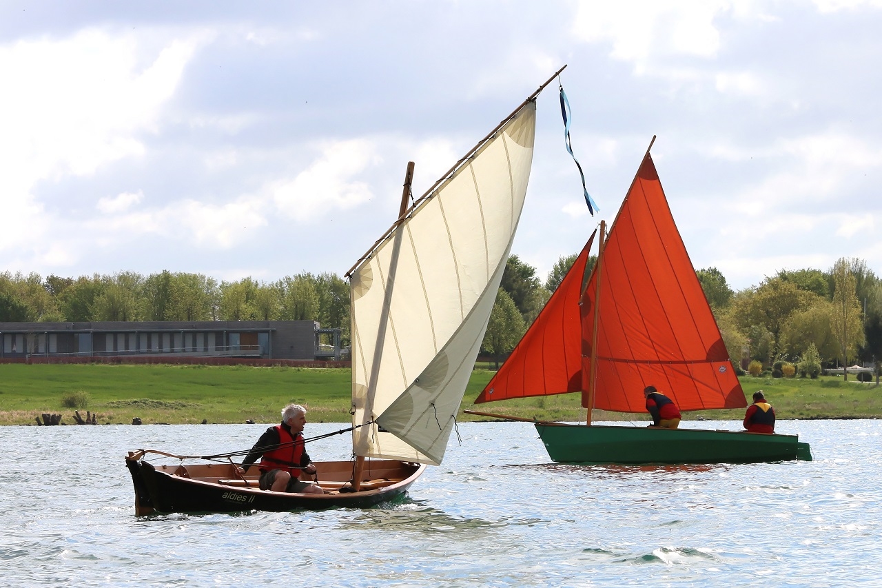 Le joli Doris 17 "Aldies II" construit par Martial &agrave; Strasbourg croise les jurassiens de "Carpe Diem". 