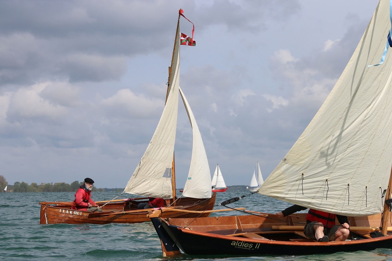 Charles-Edouard à la barre de son Elorn modifié "Txakoli" au vent "d'Aldies II". 