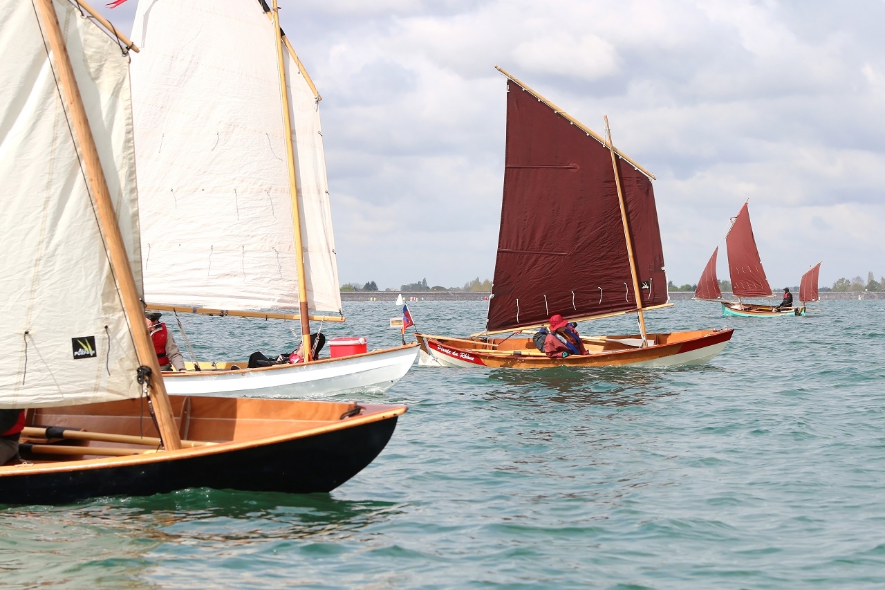 Ca régate ferme entre "Aldies II", "La Marie Pupuce" et "Pirate du Rhône" tandis que "Silmaril" passe à contresens. 
