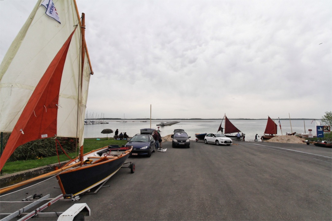 Vue de l'immense cale de mise à l'eau du port du Mesnil-St-Père. Cette cale est si grande que le club local des amateurs de tuning sur Golf étaient venus y temir salon le samedi soir... Au premier plan à gauche, "An Treizh", le bateau de Ronan (de la série des Biraou) est prêt pour la mise à l'eau. 