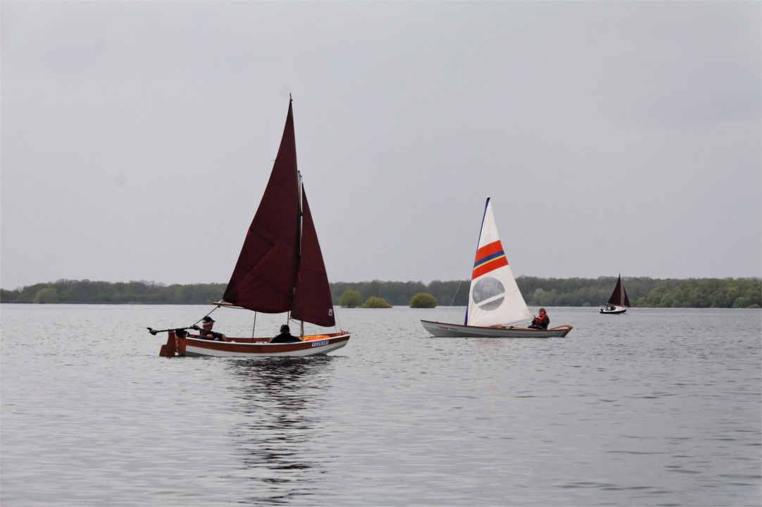 "Chasse-Spleen", le PassageMaker construit par Jean-Claude, croise "Paprika", le Doris 17 d'Olivier avec son gréement de planche à voile. On aperçoit le PocketShip "Zo" au loin. 