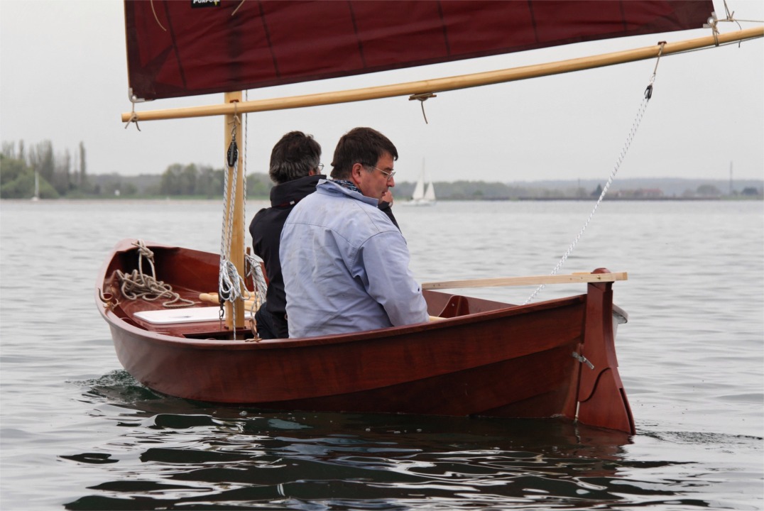 "Gandalf", barré par mon frère Benoît (un de mes frères qui ne construit pas de bateaux, enfin pas de manière habituelle). La bôme n'est pas cintrée par la tension du palan d'amure et de hâle-bas, elle a flambé au séchage, et j'ai prévu de la refaire. 