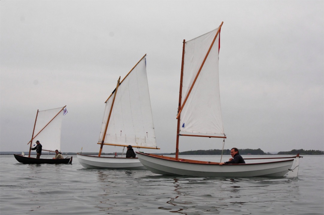 Claude est à bord de "Piff", car il est venu sans son propre Skerry "Babyole". Et il manque encore "Anouket", le Skerry de Ludo, qui ne viendra que le dimanche. "Bahari", le Skerry de Benoît est ailleurs sur le plan d'eau. 