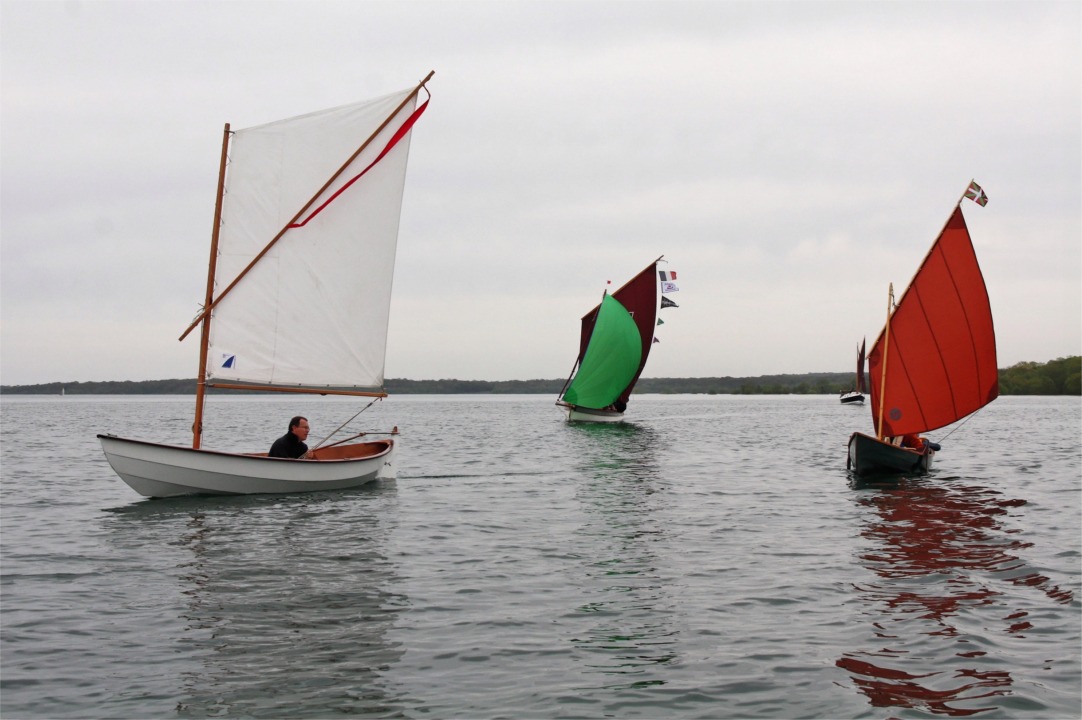 "Malo" est rattrappée par "Thema", qui a sorti son spi asymétrique et par le Cavelier "Urpekoa", une construction accompagnée de Charles-Edouard début 2011.