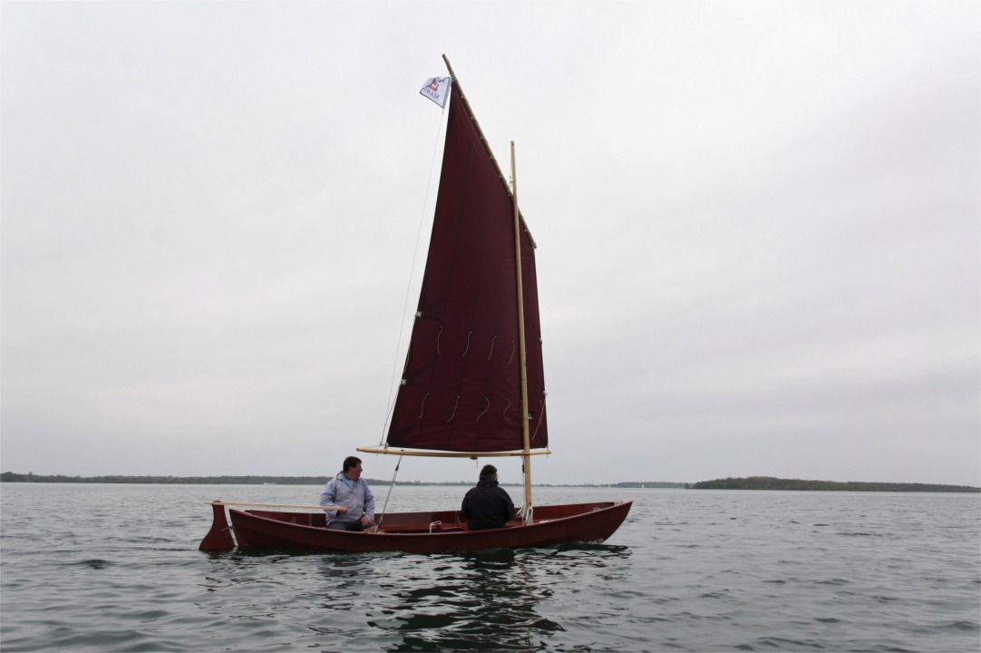 "Gandalf" dispose d'un banc de plus que le Skerry standard, et de sièges latéraux sur tout sa longeur, ce qui fait que l'on trouve toujours un endroit où s'assoir confortablement. 