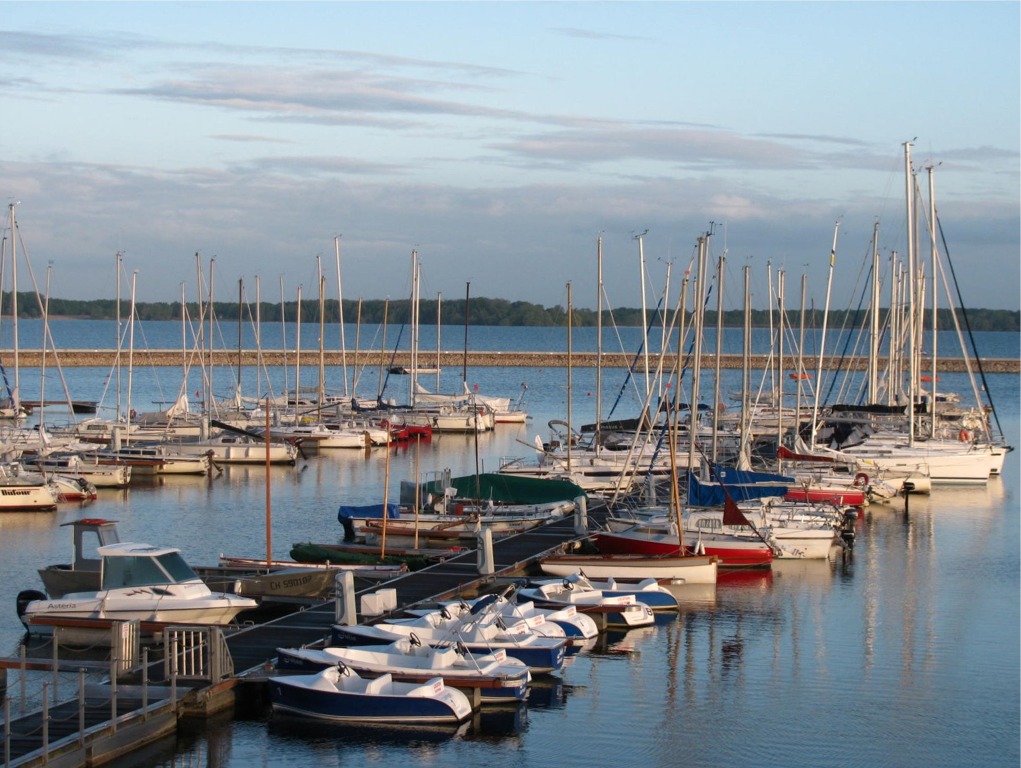 Jibi s'est levé tôt pour faire cette photo du port du Mesnil-St-Père dans la jolie lumière du matin. Une petite partie de notre flottille avait choisi de passer la nuit au ponton, et on distingue quelques mâts en bois dans cette forêt de profilés d'alumunium et de haubans en câble inox. 