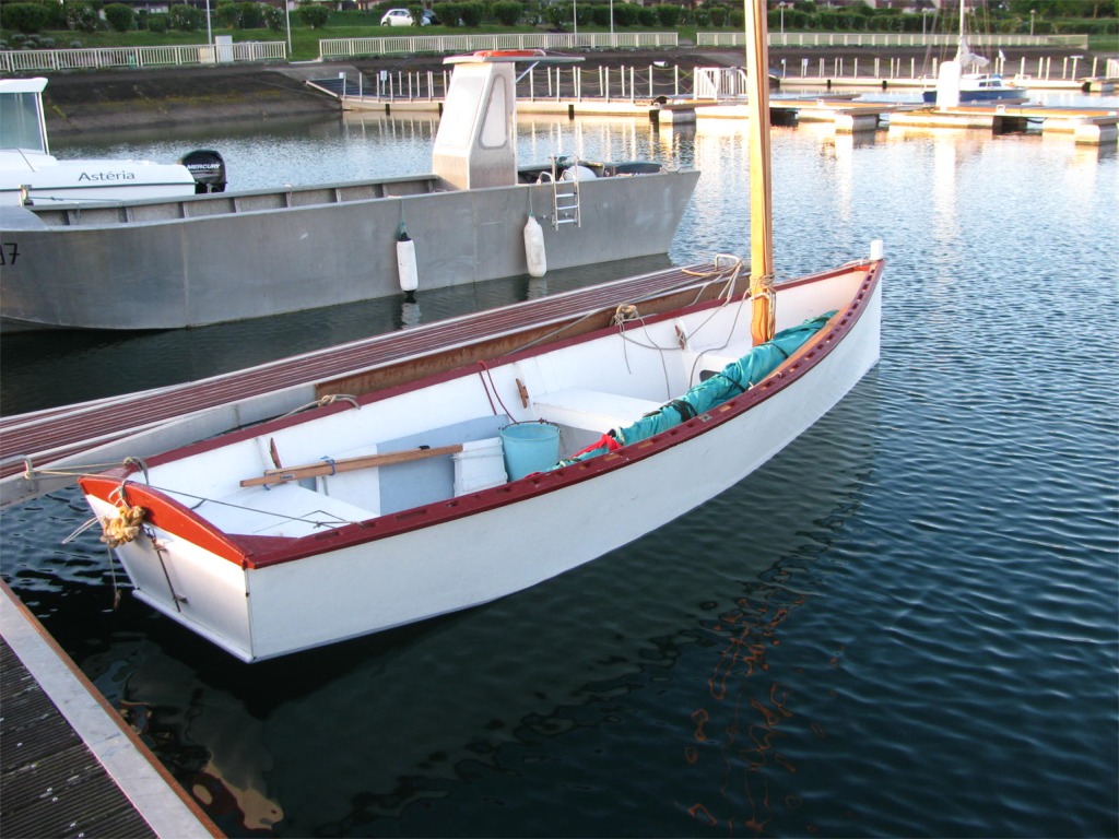 JiBi est de ceux qui ont choisi cette solution et voici donc une image de Takka, le Goat Island Skiff qu'il a construit lui-même et avec lequel il est venu de Chadenac, en Charente Maritime, pour participer au rassemblement du lac d'Orient. 