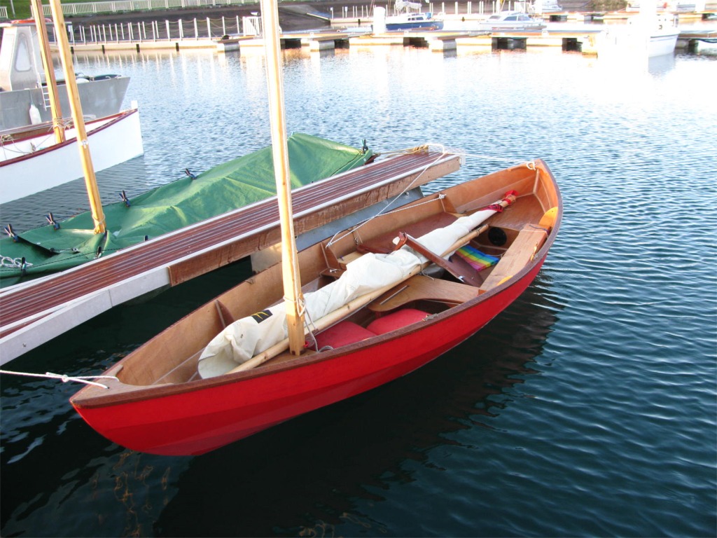 Voici le Skerry Bahari de Benoit, résultat d'une construction accompagnée avec moi à Clairoix en juillet 2011. Benoit est venu de Liège pour participer au rassemblement Arwen Marine, chaque année depuis la construction de son bateau. C'est donc sa troisième participation. 