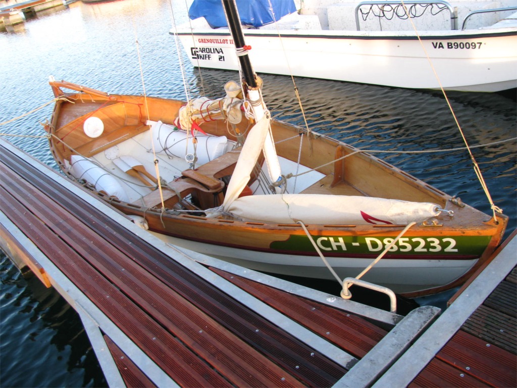 Le Skerry "custom" Anouket de Ludo, autre habitué des rassemblements Arwen Marine, dont il n'a raté aucune édition depuis plusieurs générations mai 2010. Ludo avait décidé d'alonger un peu son Skerry et de rehausser le carreau. Ludo a aussi expérimenté avec le gréement, en testant successivement le misainier au tiers, le sloop à livarde et enfin le sloop aurique toujours visible de nos jours. 