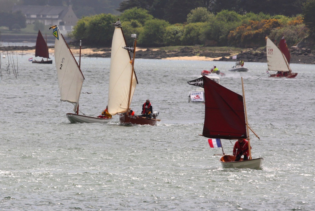 Toutes les photos suivantes sont de Ronan C., magnifiques comme d'habitude. Sur celle-ci, c'est le Skerry "Chasse-Marée", au premier plan à droite. Didier s'apprête à rentrer son gréement pour prendre un mouilllage à l'aviron. 