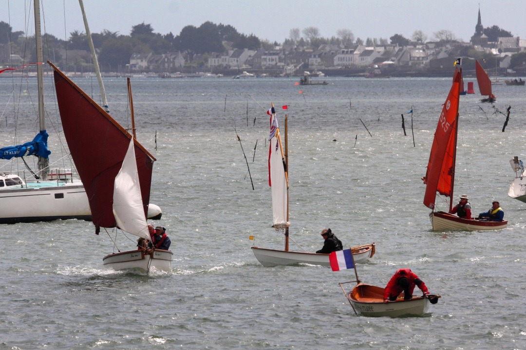 Didier vient de terminer de démâter, et on voit "La Marie Pupuce" passer derrière lui. 