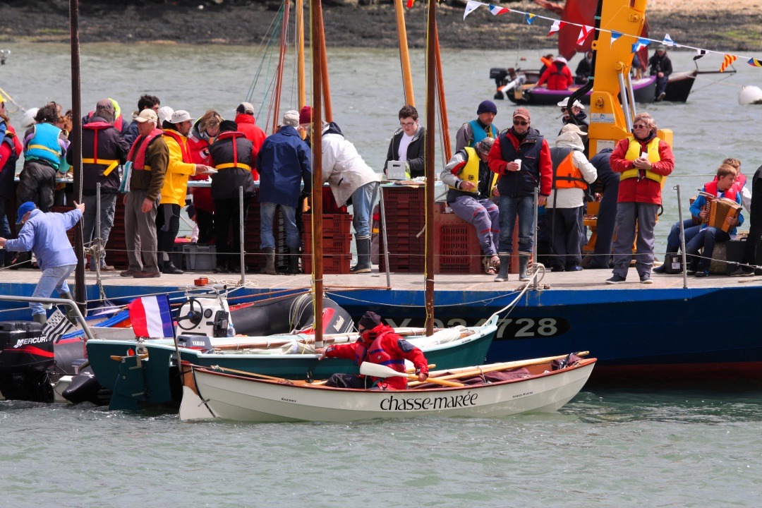 Didier aborde une barge ostréicole sur laquelle une dégustation d'huitres était offerte pour la pause de midi. Sympathique attention, et on voit que les équipages y font honneur... 