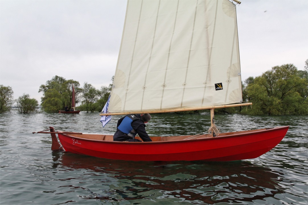 Ce subterfuge nous permet de passer le Skerry "Bahari" sous le vent. Notez que la voile au tiers demande à être plus étarquée, on voit un pli entre le point d'écoute et le haut du guindant, dont la fixation sur la vergue est trop lâche par rapport au transfilage, ce qui fait que le pli est en fait entre le point d'écoute et le premier oeillet de transfilage : pas bien du tout. 