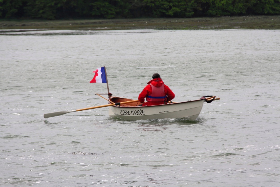 On voit souvent Didier à l'aviron sur son "Chasse-Marée". La finesse de la carène du Skerry en fait un bateau très vif à l'aviron. 