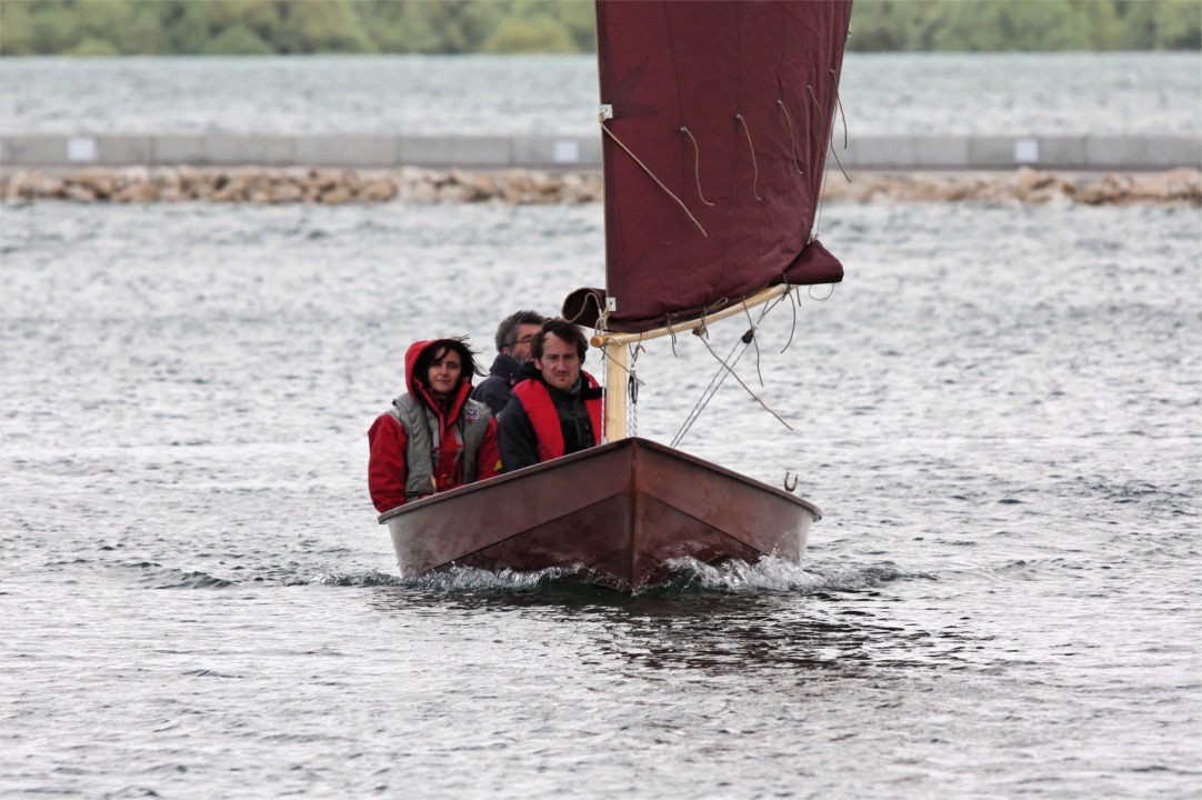 Je reviens avec Sylvie et Arnaud. "Gandalf" est bien à plat : inutile de faire gîter cette carène, on n'y gagne guère. 