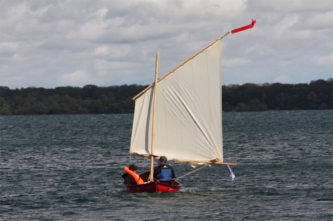 "Bahari" : Benoit gagnera à revoir le capelage du haut du guindant sur la vergue, car il est trop lâche et applatit la partie avant de la voile. Le pli en diagonale du point d'écoute sera effacé par un meilleur étarquage du palan unique de guindant et hâle-bas. 