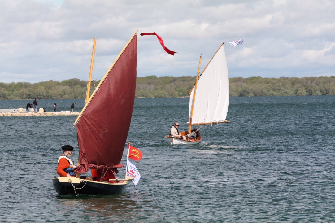 "Cotentin" arrive, "La Marie Pupuce" repart. 