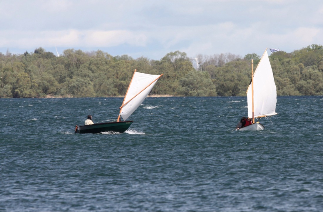 "Piff" et "La Marie Pupuce" : on voit que Gérard laisse partiellement fasseyer sa voile pour la déventer, alors que Jean-David a le pied au plancher. 