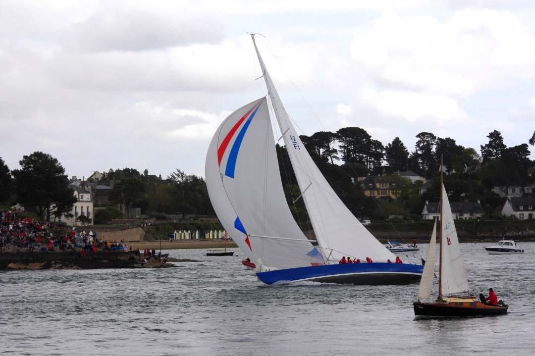 Samedi, jour de la parade. Voici le 12mJI "France 1", qui porta le premier défi français pour la Coupe de l'America. C'est sa première sortie officielle depuis sa restauration récente. Au premier plan à droite, c'est un Belouga. 