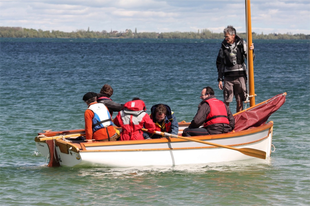 "Thema" repart à l'aviron (puis à la voile) avec un équipage de 6 personnes. 