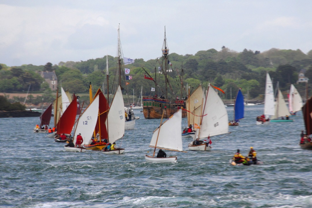 Passage de la flottille voile-aviron. On aperçoit "La Marie Pupuce" au milieu, avec deux ris dans sa misaine. 