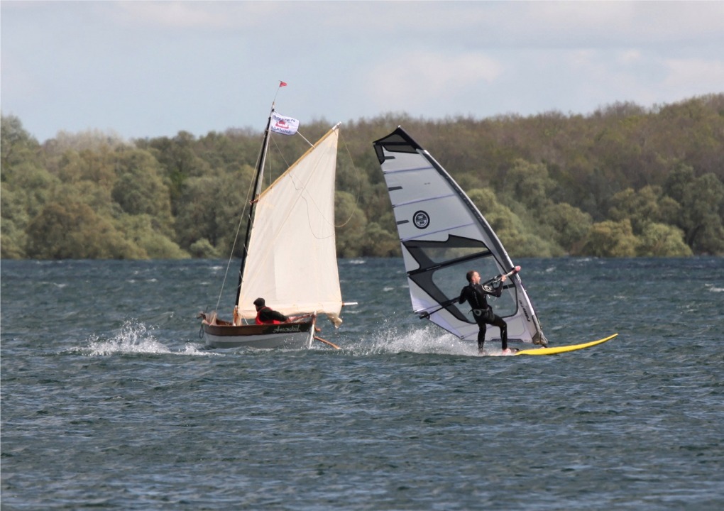 Encore un choc des cultures avec "Anouket" : il n'y a guère que les planches à voile qui sortent par ce vent, ainsi que les fêlés avec leurs jolis petits bateaux.