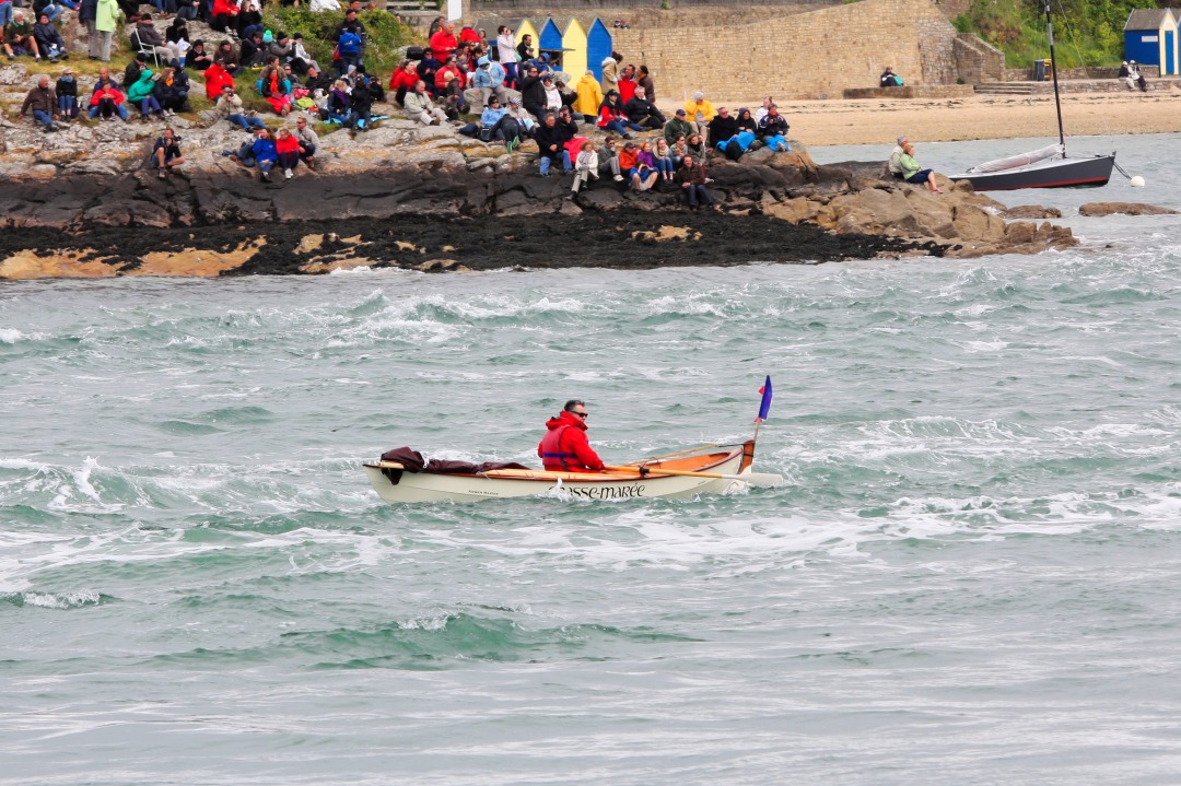 Ronan a fait toute une séquence d'images de "Chasse-Marée" à l'aviron dans le clapot levé par le courant de flot. 