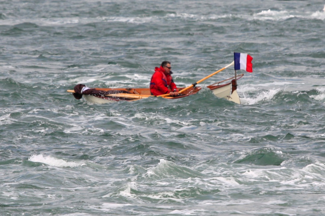 Le téléobjectif donne l'impression que "Chasse-Marée" surnage à peine. Il n'en est rien bien sur, mais Didier a tout de même du se faire bien secouer par moments... 