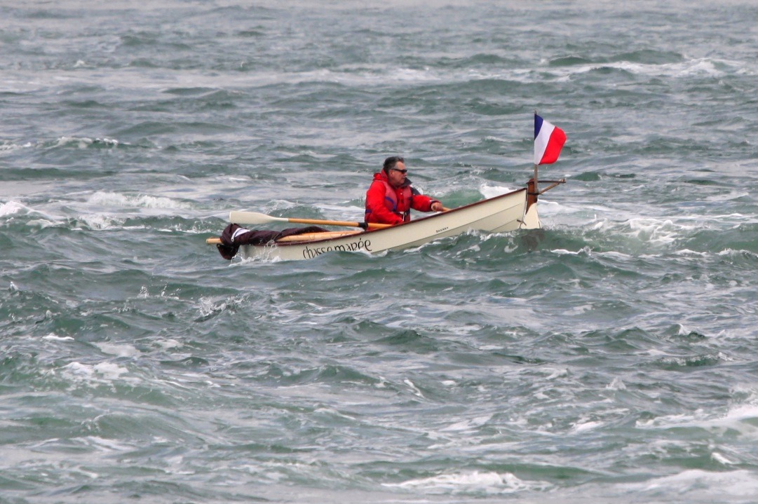 Puis l'avant plonge et c'est la poupe qui se dresse. On aperçoit le safran, qui va presque sortir de l'eau au passage de la crête. 