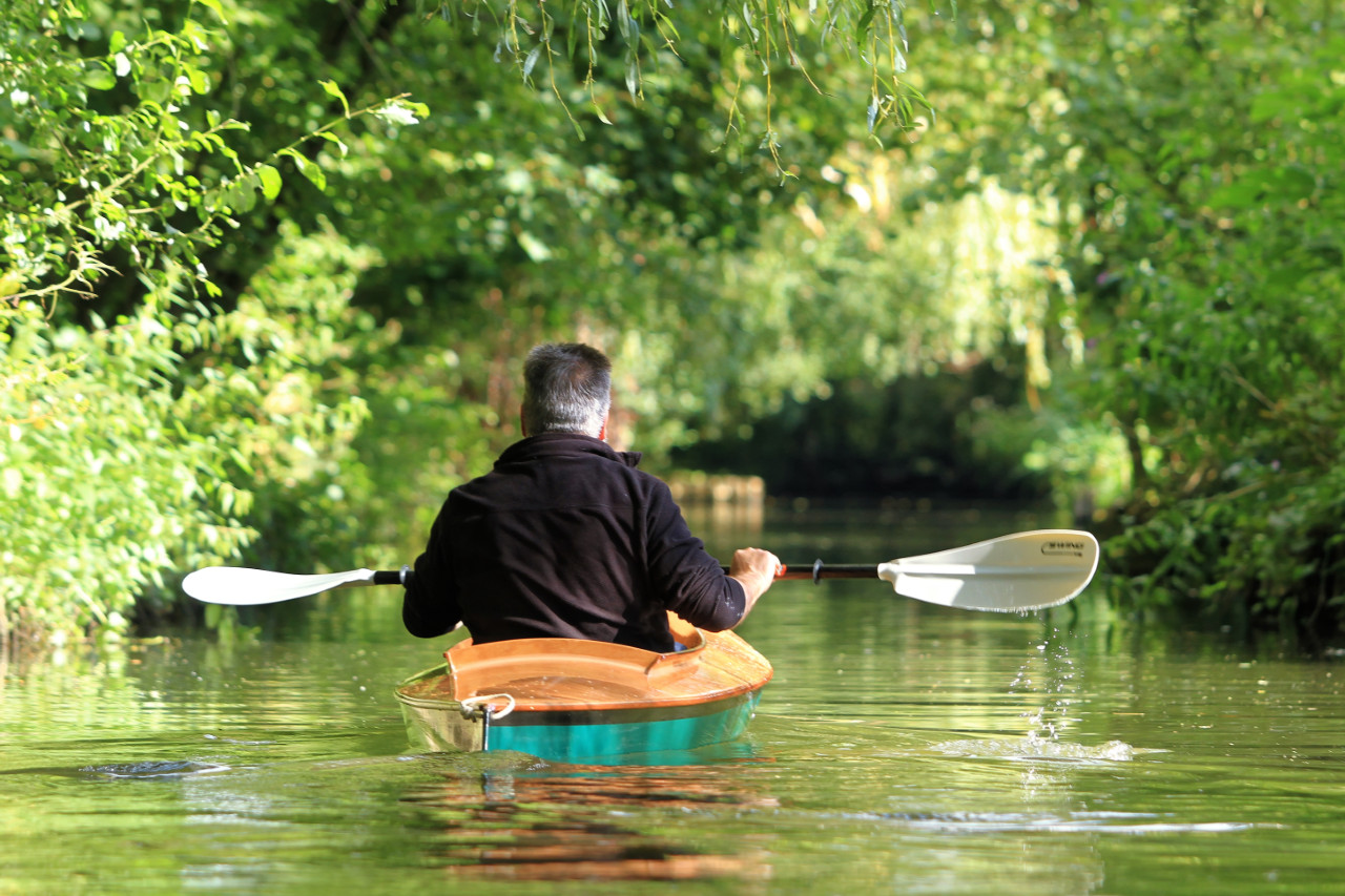 Vue typique des Hortillonnages : la plupart des canaux sont très étroits, on peut à peine s'y croiser en kayak. 